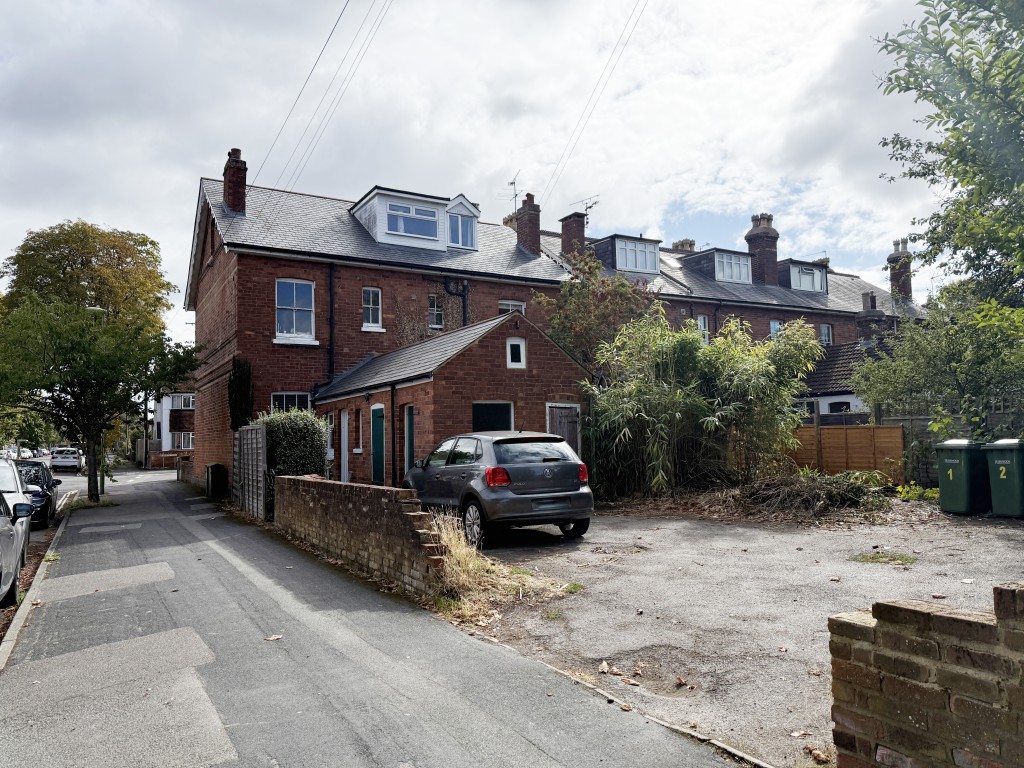 Lot: 28 - ONE-BEDROOM LEASEHOLD FLAT IN NEED OF IMPROVEMENT WITH SHARE OF FREEHOLD - Rear elevation showing car parking area